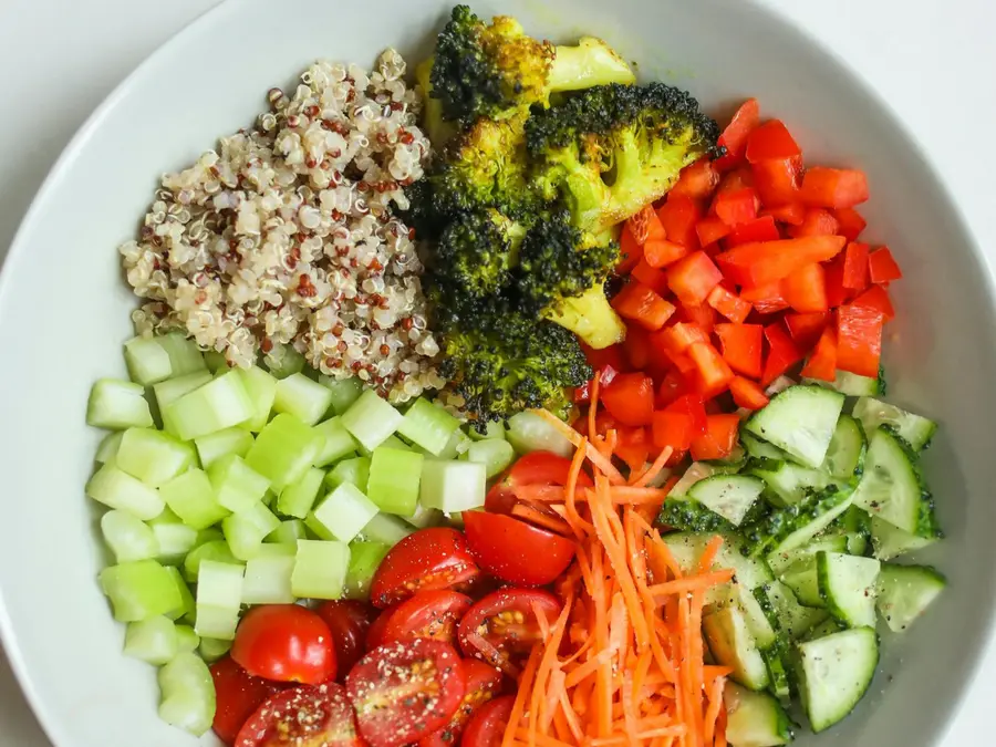 7 Low-Calorie Salads Ready in 10 Minutes