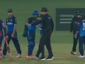 PSL 2025: WATCH | Pak players surround Kiwi Munro, have verbal altercation in Multan Sultans vs Islamabad United game