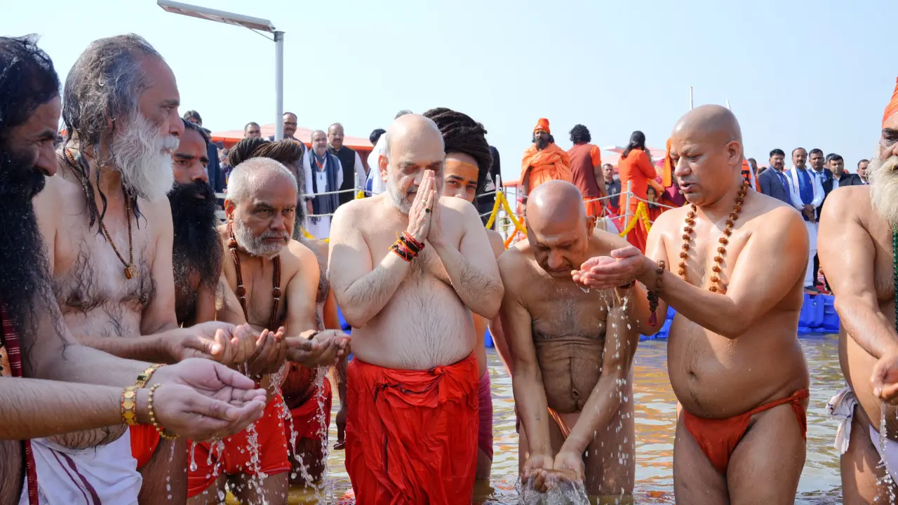 Union Minister Amit Shah takes sacred dip in Triveni Sangam Union Minister Amit Shah takes sacred dip in Triveni Sangam