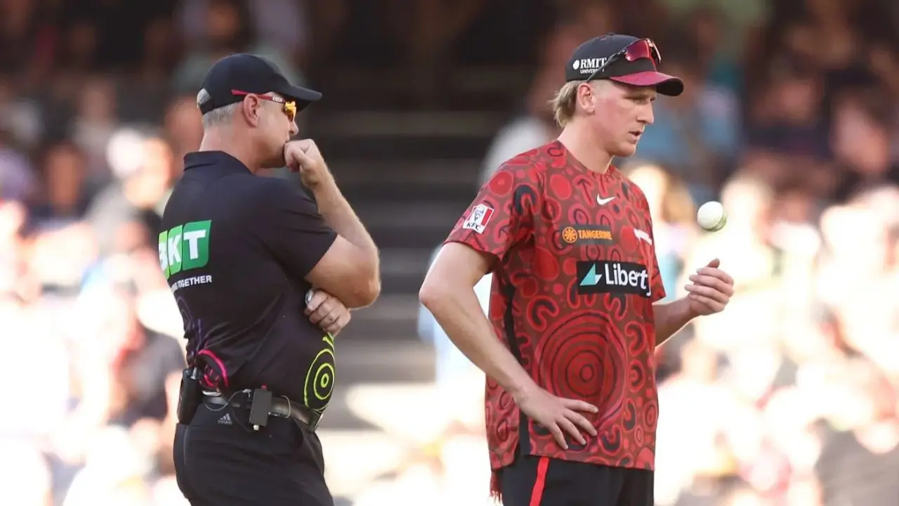 BBL: Renegades' pacers 'taken out of attack' in bizarre moment - Watch