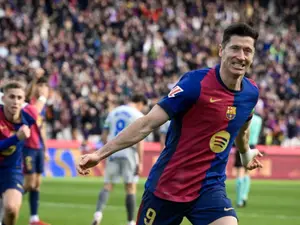 Lewandowski’s second-half strike helps Barcelona beat Alaves to keep Liga hope alive