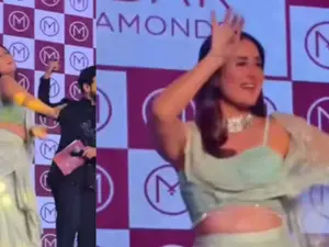Kareena Kapoor's still got it! Actress stuns fans as she dances to "Chammak Challo" at event