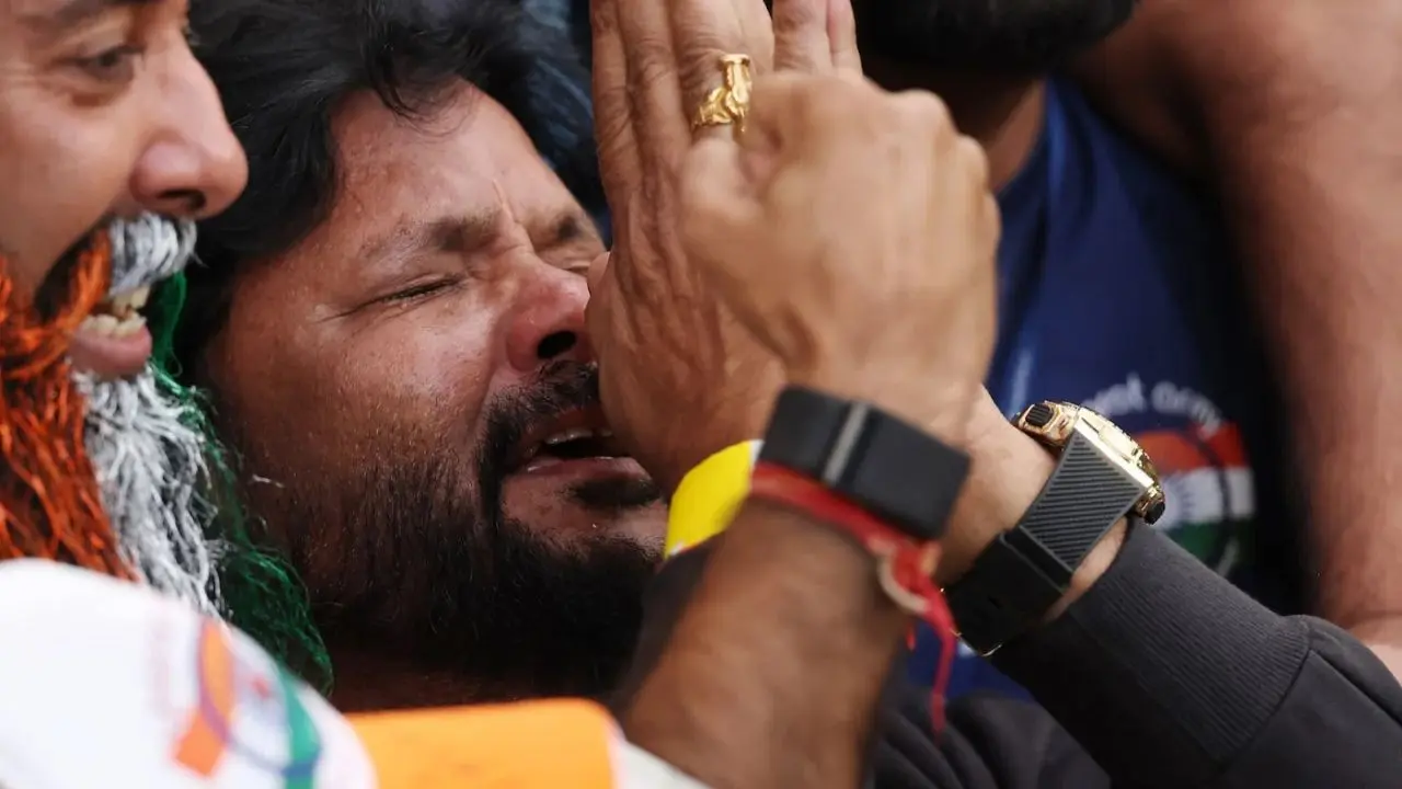 BGT: Nitish Reddy’s father touching Gavaskar’s feet wins internet - WATCH