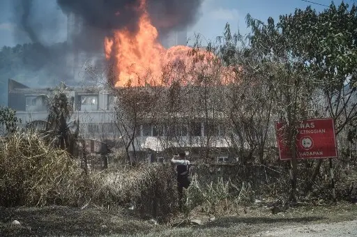 Massive fire engulfs Malaysia's Petronas gas pipeline, 33 injured
