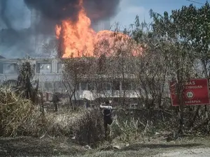 Massive fire engulfs Malaysia's Petronas gas pipeline, 33 injured