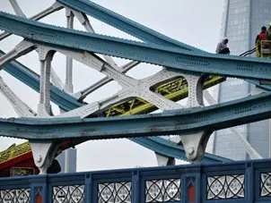 UK’s iconic Tower Bridge briefly closed as man climbs up and sits on railings