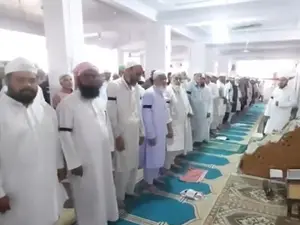 Why are Muslims in India wearing black armbands during Alvida namaz?