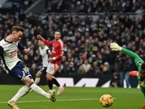 Premier League: Tottenham beat Manchester United in battle of strugglers