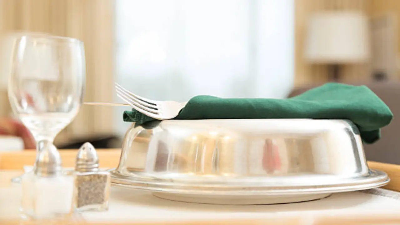 This is some hospital bulls**t: Hotel guest in US fumes over meal served in cheap takeout boxes for $110