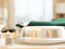 This is some hospital bulls**t: Hotel guest in US fumes over meal served in cheap takeout boxes for $110