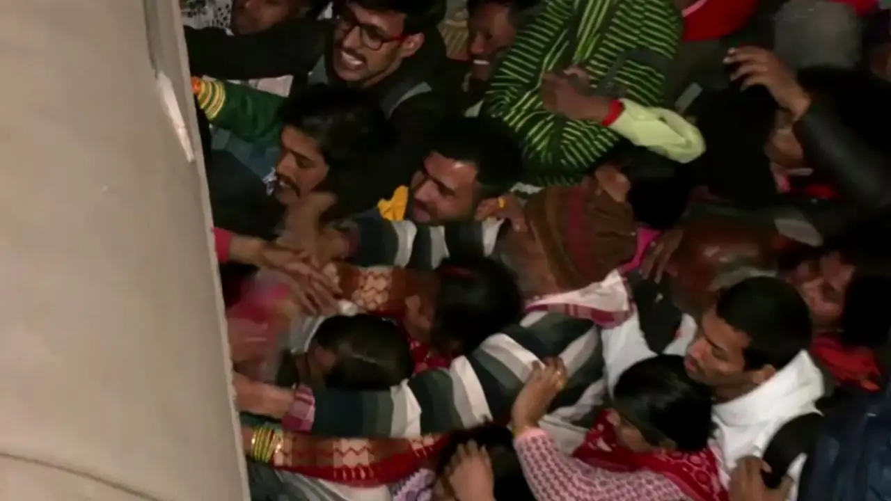 'Panic broke after sudden announcement', Eyewitnesses, railway authorities offer conflicting accounts of deadly stampede