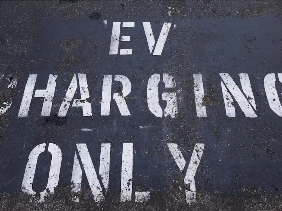 Automakers urge USDOT to resume Federal EV charging program