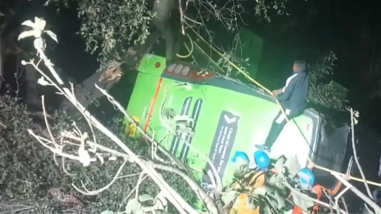 Bus travelling from Mata Vaishno Devi to Delhi skids off-road near Jammu; driver dead, 17 injured Bus travelling from Mata Vaishno Devi to Delhi skids off-road near Jammu; driver dead, 17 injured