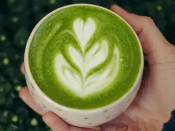 How to Make a Refreshing Iced Matcha Latte at Home in 3 Steps