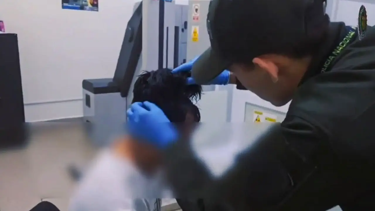 Watch | Colombian man arrested for trying to smuggle cocaine worth $10400 hidden in wig Watch | Colombian man arrested for trying to smuggle cocaine worth $10400 hidden in wig