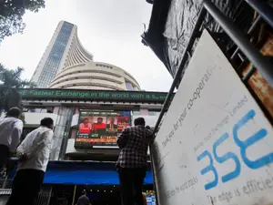 Indian stocks under pressure on waning domestic consumption