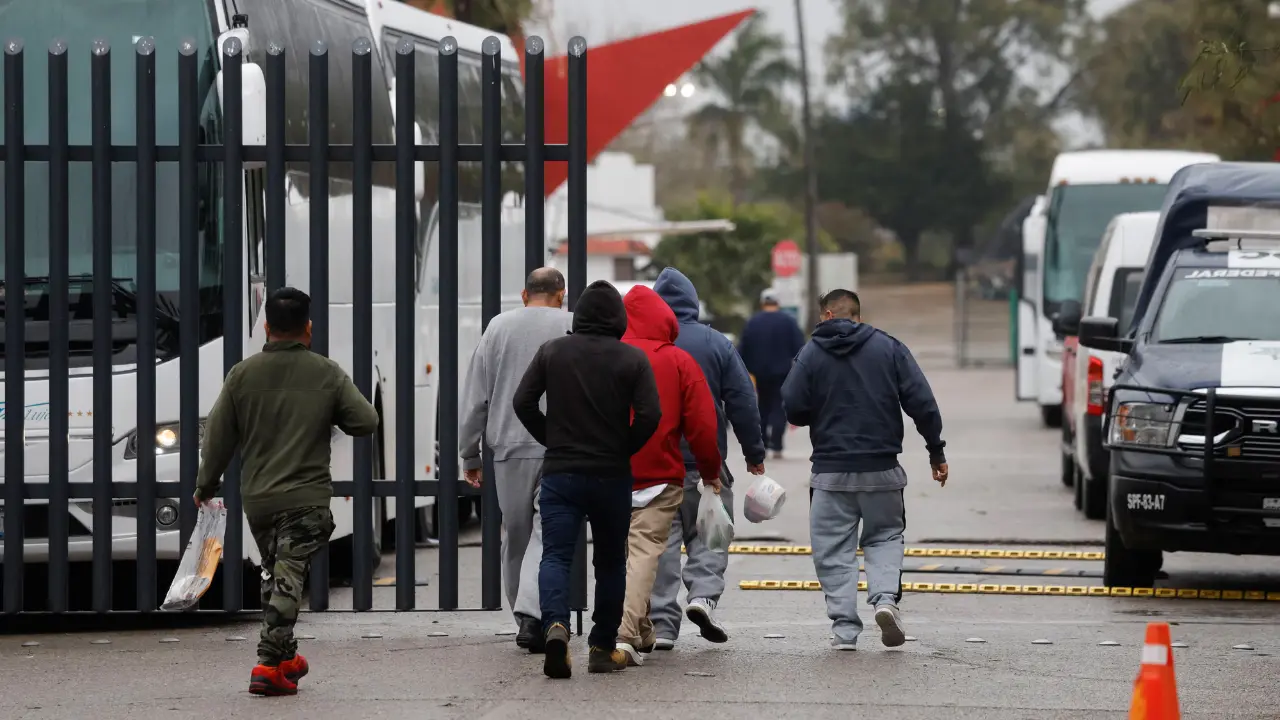 US Supreme Court temporarily halts deportations of Venezuelans under wartime law