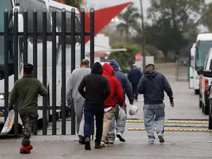US Supreme Court temporarily halts deportations of Venezuelans under wartime law