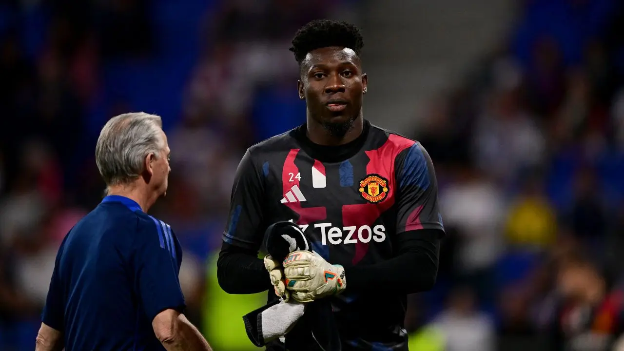 Manchester United's Zirkzee throws support behind keeper Andre Onana over 'ridiculous criticism'