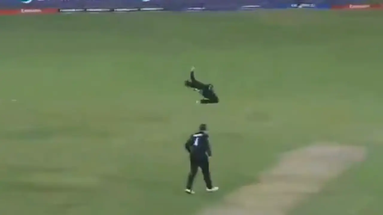 Champions Trophy, PAK vs NZ: Glenn Phillips stuns Pakistani crowd with terrific one-handed catch to dismiss Muhammad Rizwan | WATCH Champions Trophy, PAK vs NZ: Glenn Phillips stuns Pakistani crowd with terrific one-handed catch to dismiss Muhammad Rizwan | WATCH