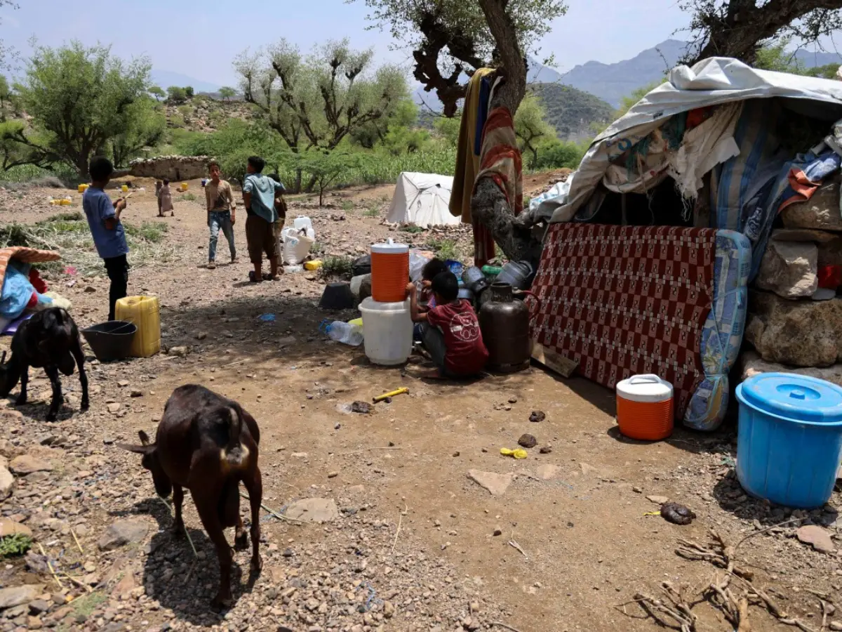Death toll crosses 300 in Yemen as Houthi offensive forces thousands to abandon homes