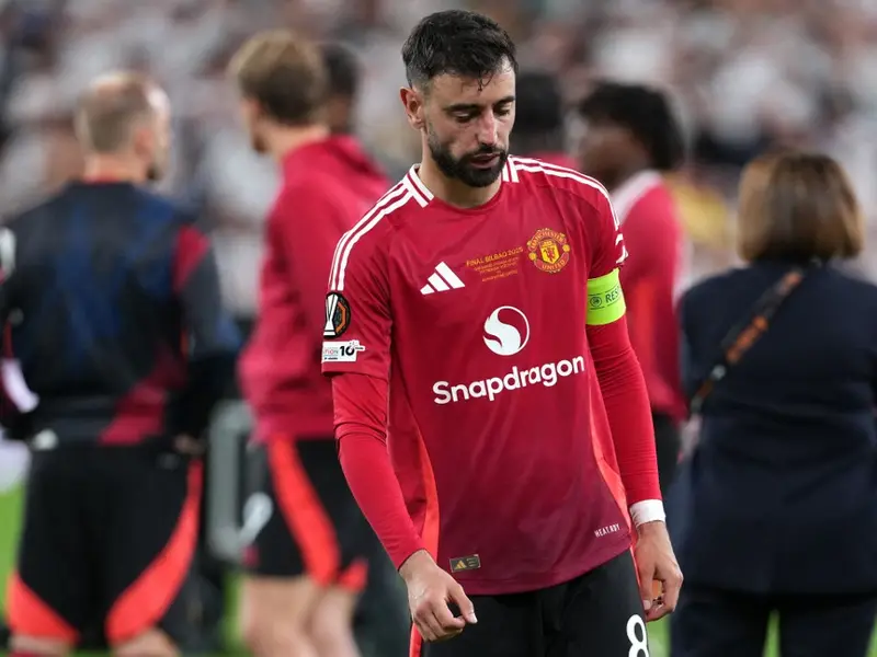 Captain Fernandes offers to leave Manchester United to help club rebuild Captain Fernandes offers to leave Manchester United to help club rebuild