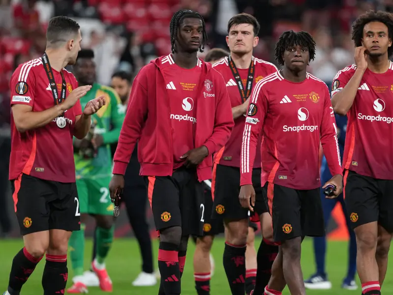 Crisis continue at Manchester United after Europa League final defeat, employees face latest round of redundancy - Report Crisis continue at Manchester United after Europa League final defeat, employees face latest round of redundancy - Report