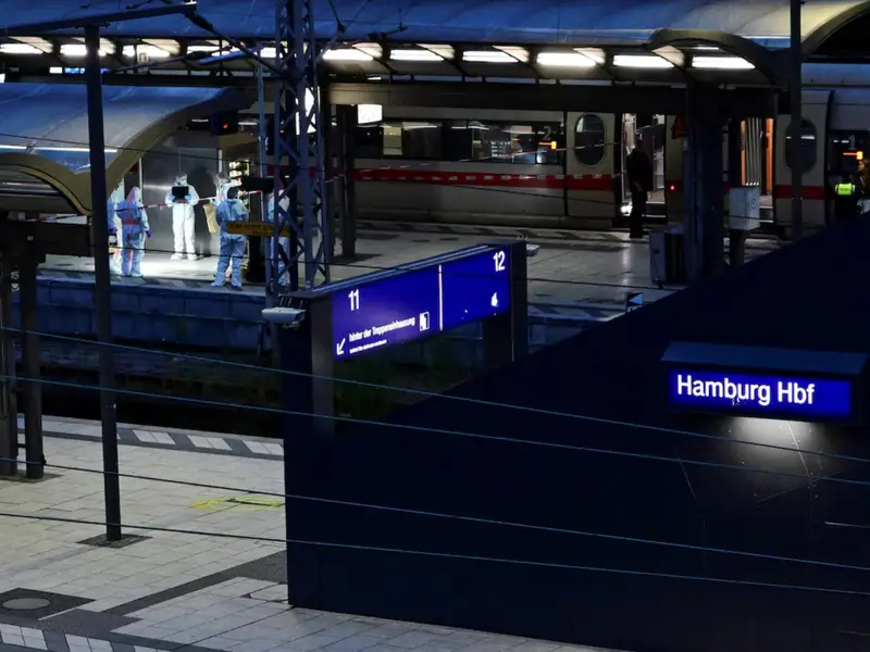 Hamburg knife attack: 17 hurt, 4 critical as woman goes on stabbing spree in Germany Hamburg knife attack: 17 hurt, 4 critical as woman goes on stabbing spree in Germany