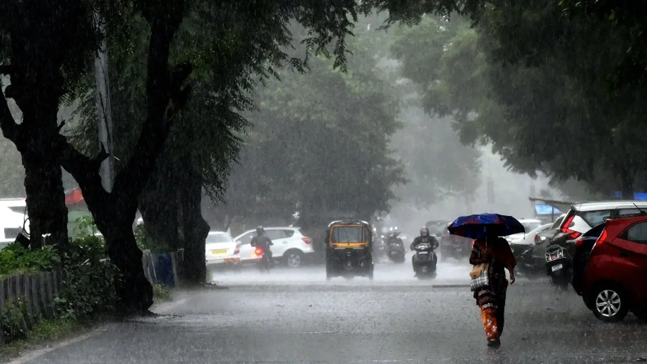 Monsoon arrives 35 days early in Maharashtra– earliest onset since 1990 Monsoon arrives 35 days early in Maharashtra– earliest onset since 1990