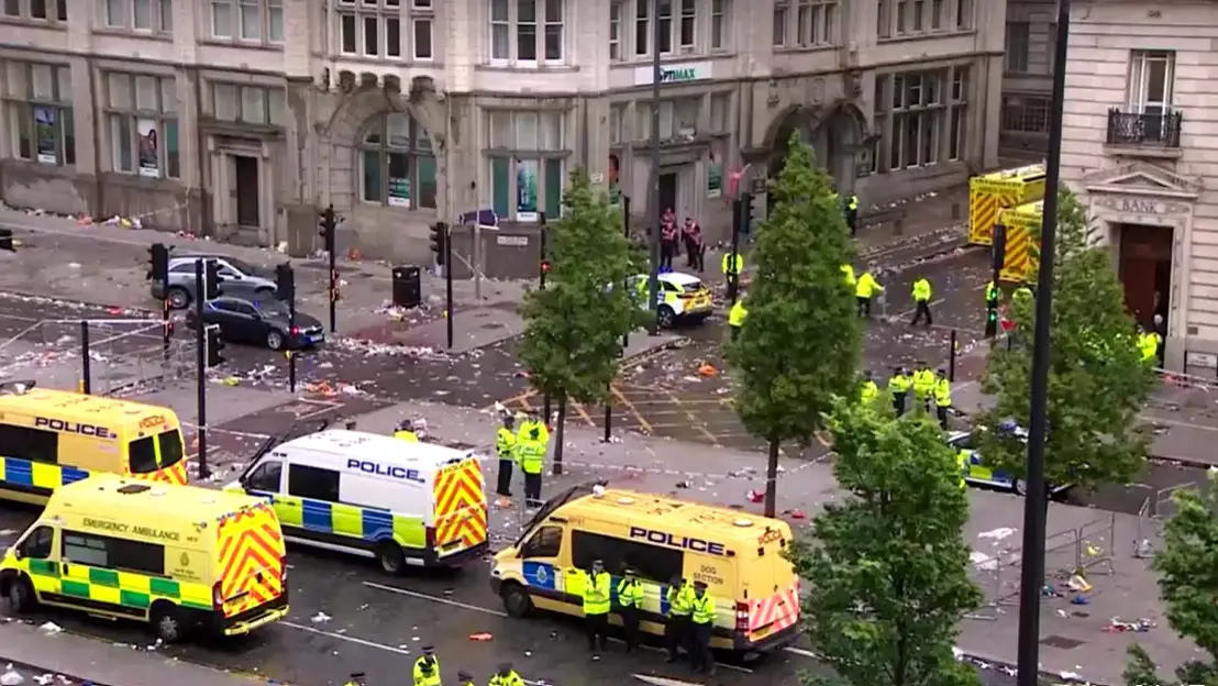  Car ploughs into people celebrating Liverpool's title parade; police make arrest 