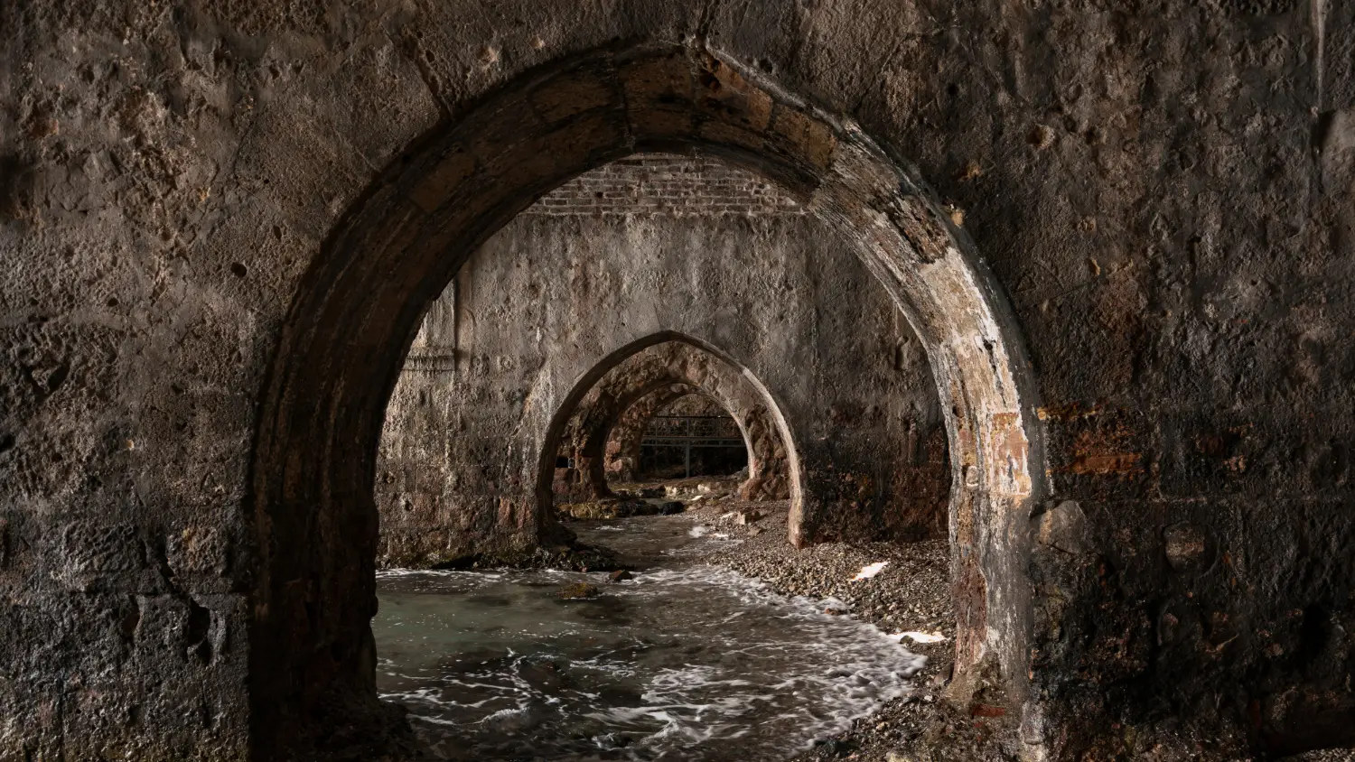  Secret tunnels seen only in Leonardo da Vinci's painting have been discovered under an ancient Italian castle 