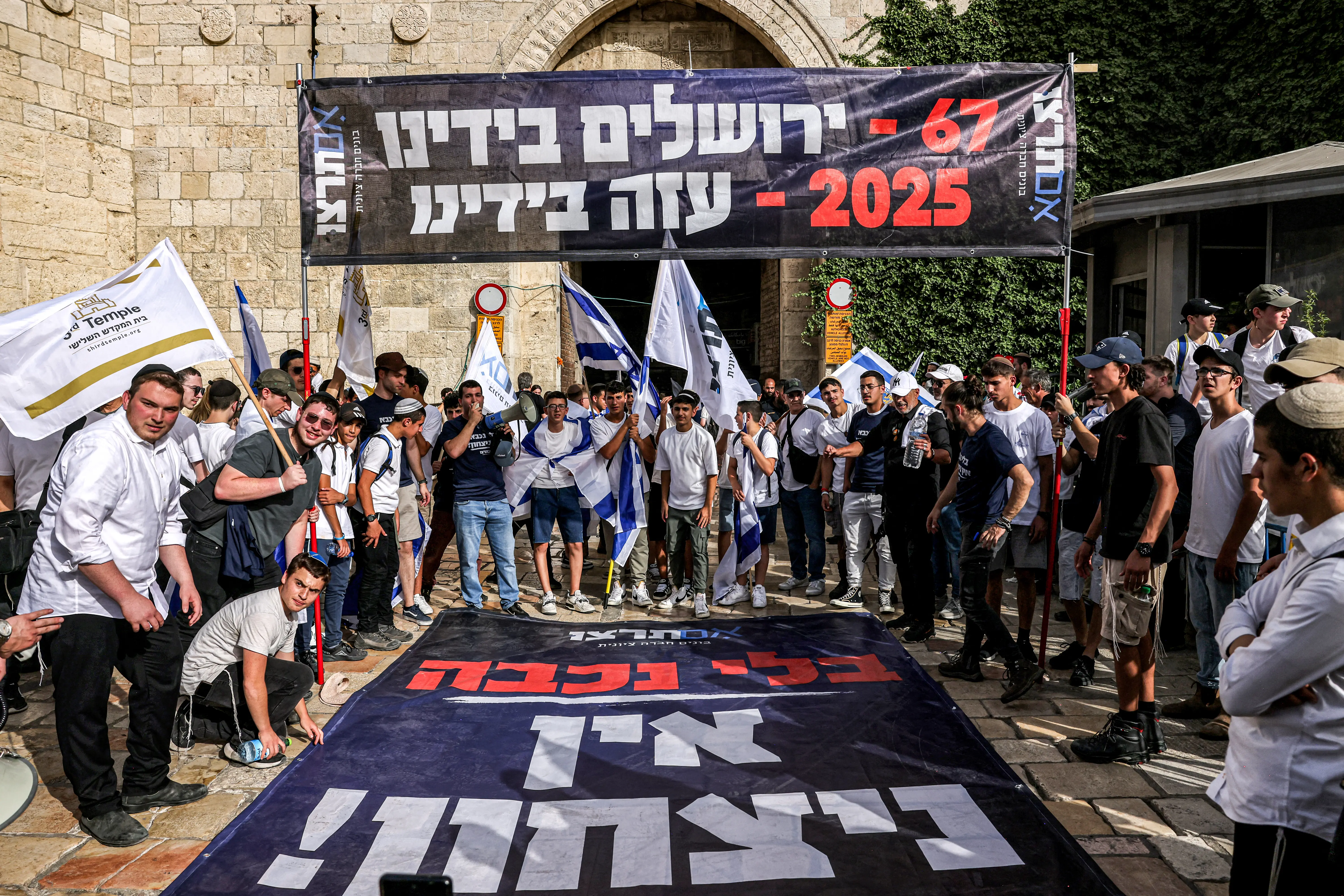 Far-right Israeli settlers chant 'Death to Arabs' and 'may your villages burn' on Jerusalem Day celebration march