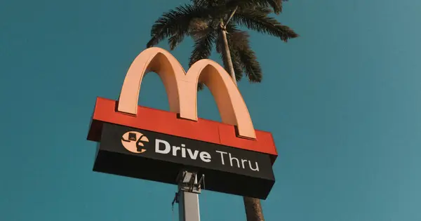 Couple was handed wads of cash instead of food at a McDonald's ...