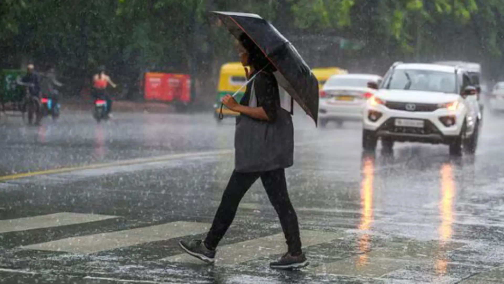 Delhi, NCR witnesses light rain, thunderstorms; IMD issues orange alert for May 30