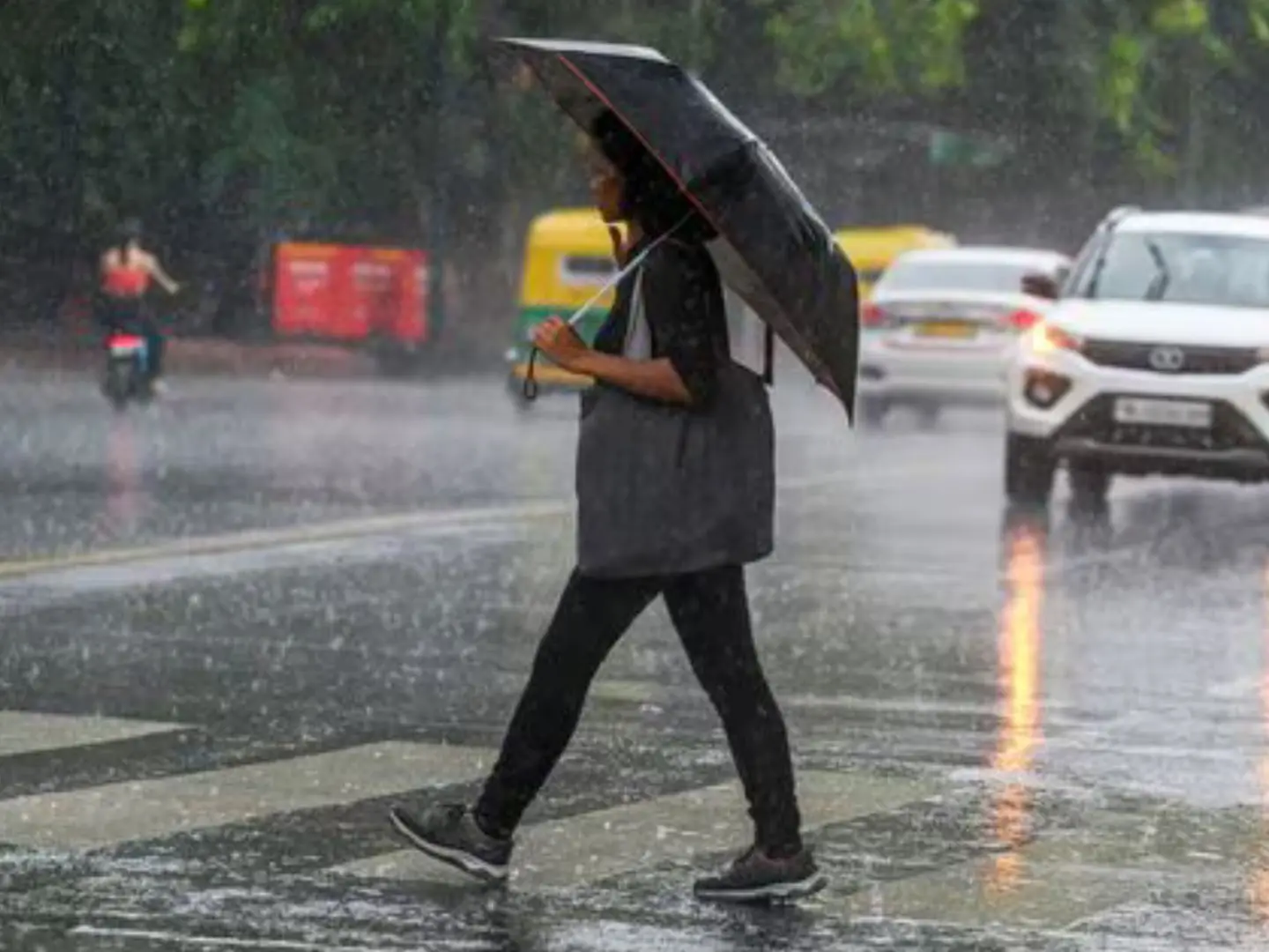 Delhi, NCR witnesses light rain, thunderstorms; IMD issues orange alert for May 30 Delhi, NCR witnesses light rain, thunderstorms; IMD issues orange alert for May 30
