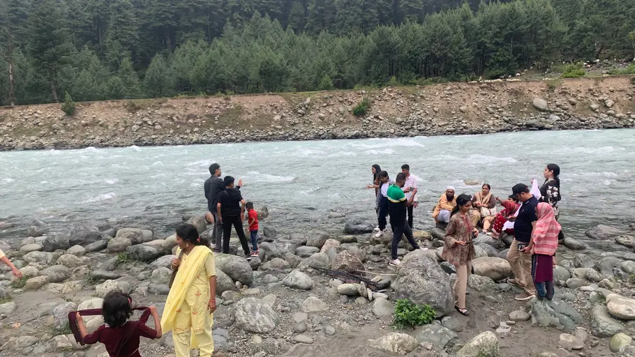 'We are not scared': Tourists flock back to Kashmir, urges govt to reopen all tourists spots