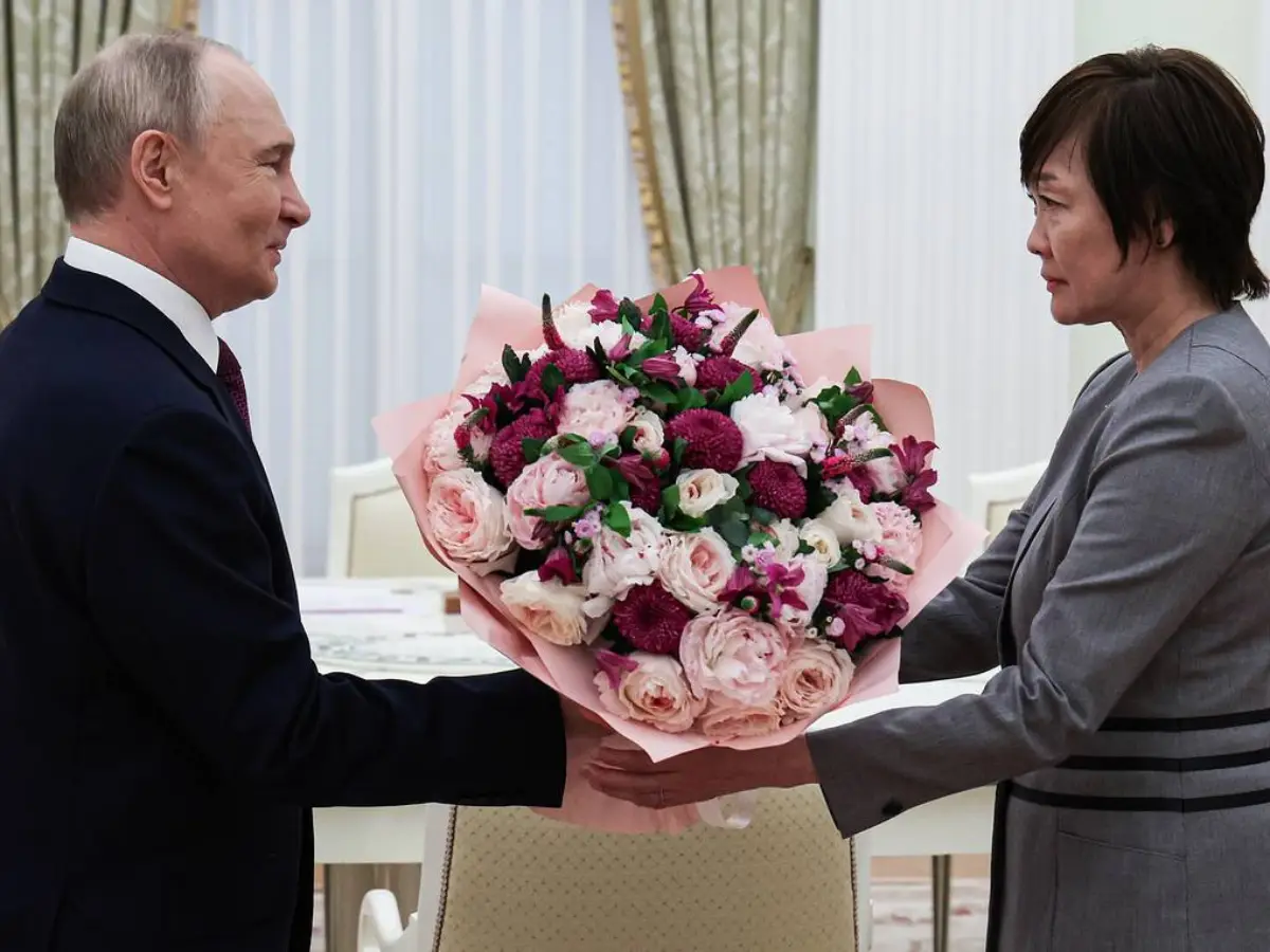  In a rare gesture, Putin lends his car to Shinzo Abe’s widow Akie for theatre visit, presents her bouquet of flowers - Video 