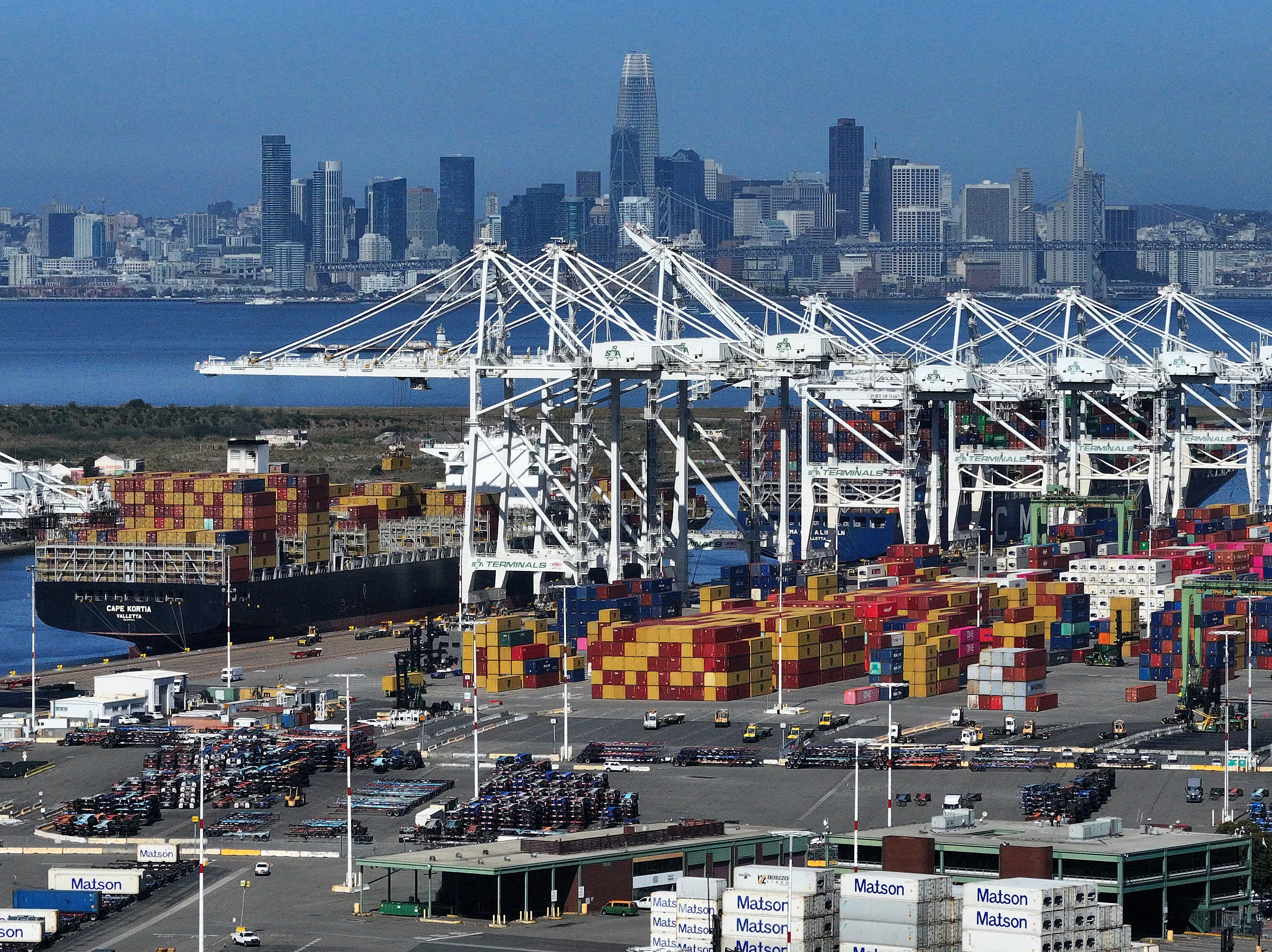 US goods imports plunge in April as tariffs bite, narrowing trade deficit sharply US goods imports plunge in April as tariffs bite, narrowing trade deficit sharply