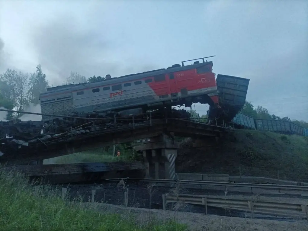  Russia says ‘explosions’ caused bridge collapses, train derailments in Kursk and Bryansk. Ukraine to blame? 