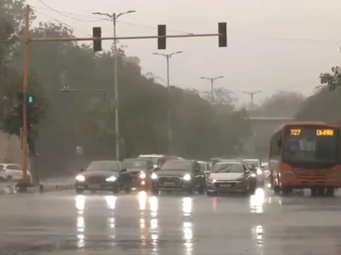 Rain lashes Delhi-NCR after dust storm, brings respite from heat