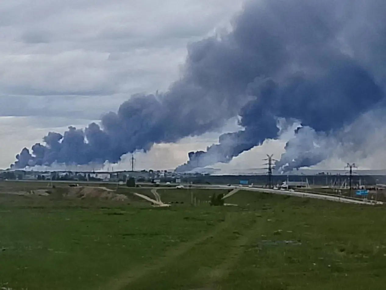  Russia confirms Ukraine's drone attacks on its airfields, says it has detained some suspects 