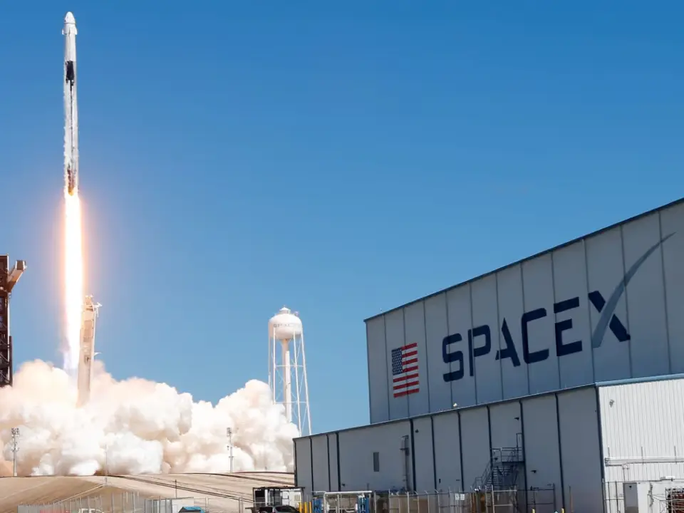 SpaceX flight 9 marks progress toward Moon and Mars goals (See photos)