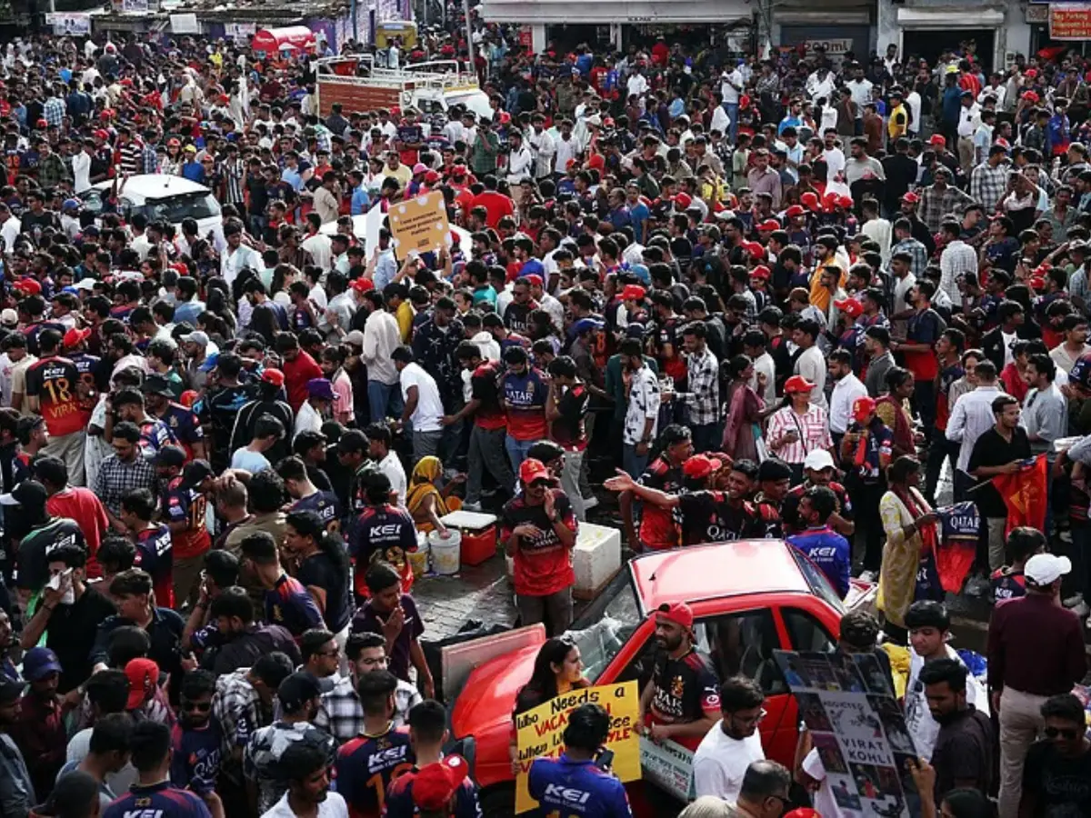 Huge fans outside Chinnaswamy stadium