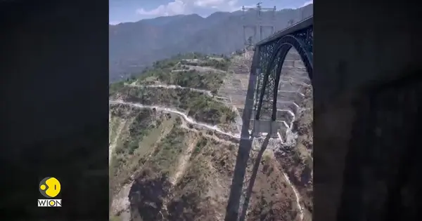 Premierminister Modi weiht die höchste Eisenbahnbrücke der Welt ein: die ...