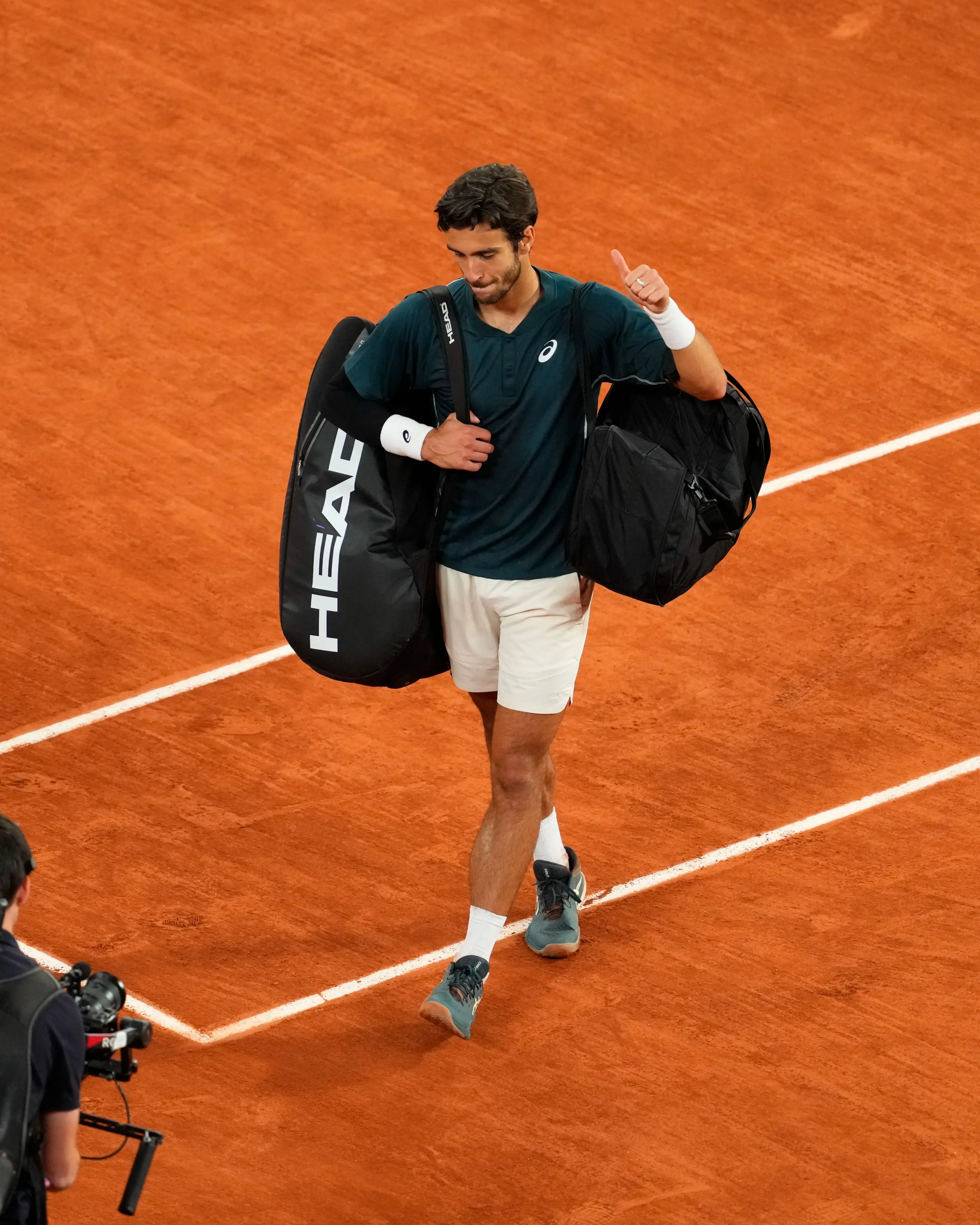 Why did Lorenzo Musetti retire vs Carlos Alcaraz in French Open men's singles semis?
