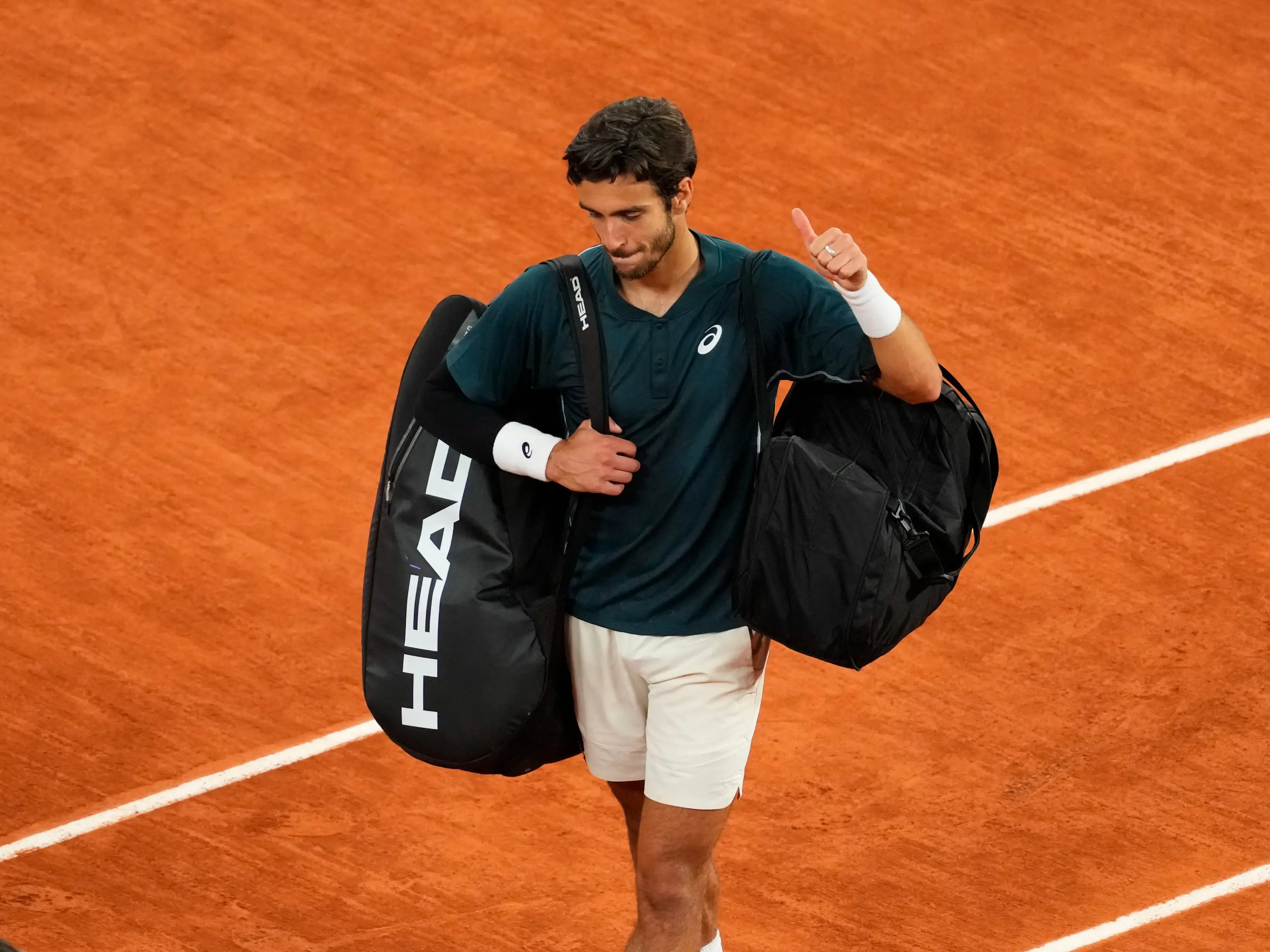Why did Lorenzo Musetti retire vs Carlos Alcaraz in French Open men's singles semis?