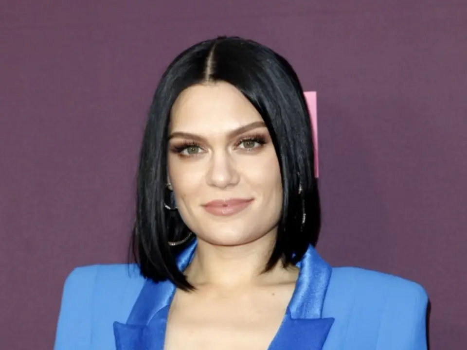 Jessie J breaks down amid her Breast Cancer battle, shares health update