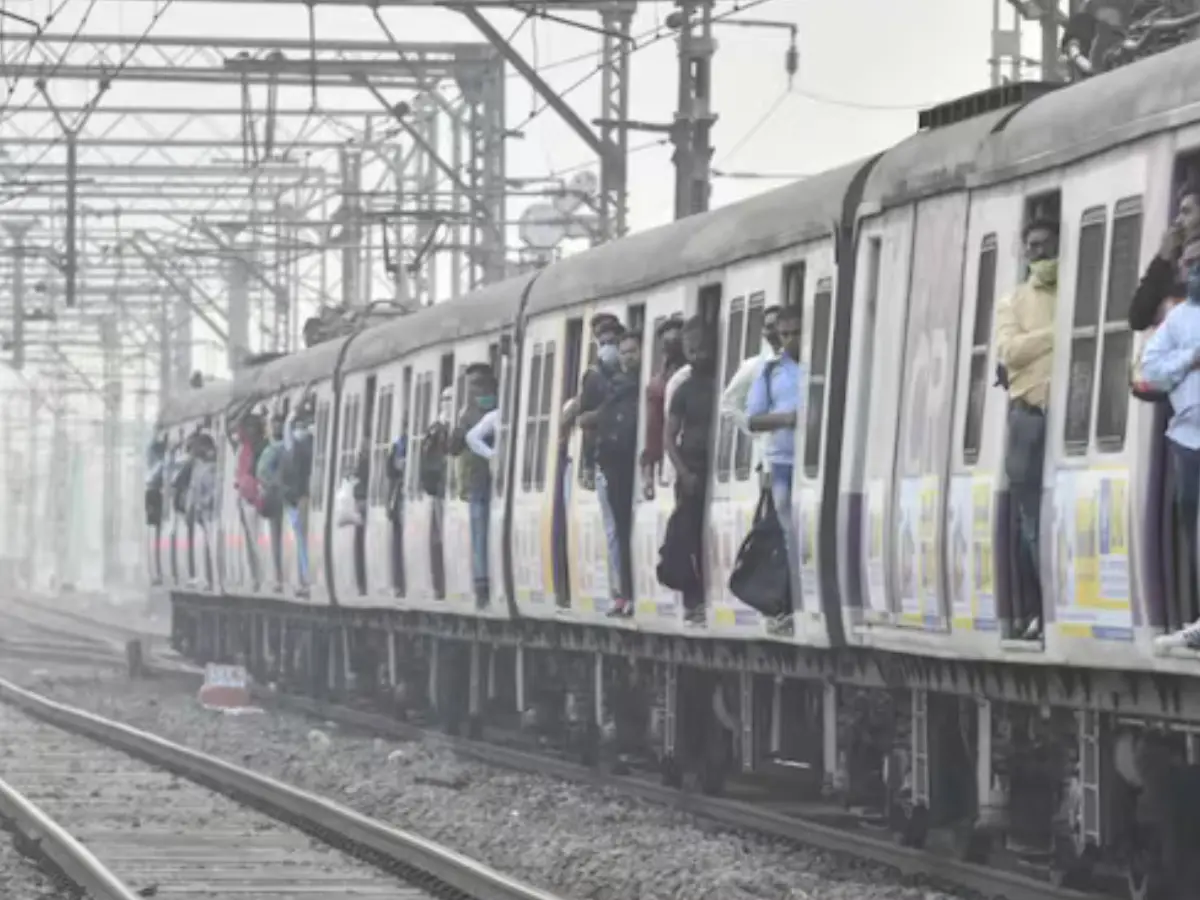 Mumbai train mishap: Maharashtra government announces INR 500,000 ex gratia to kin of 4 deceased Mumbai train mishap: Maharashtra government announces INR 500,000 ex gratia to kin of 4 deceased