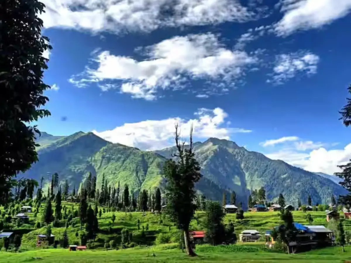 Heatwave in Kashmir: Children advised to stay indoors as temperatures soar in J&K Heatwave in Kashmir: Children advised to stay indoors as temperatures soar in J&K