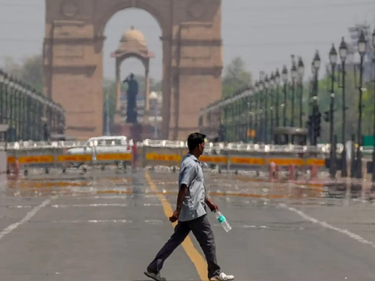 IMD issues red alert for heatwave in Delhi, as mercury rises to 45ºC IMD issues red alert for heatwave in Delhi, as mercury rises to 45ºC